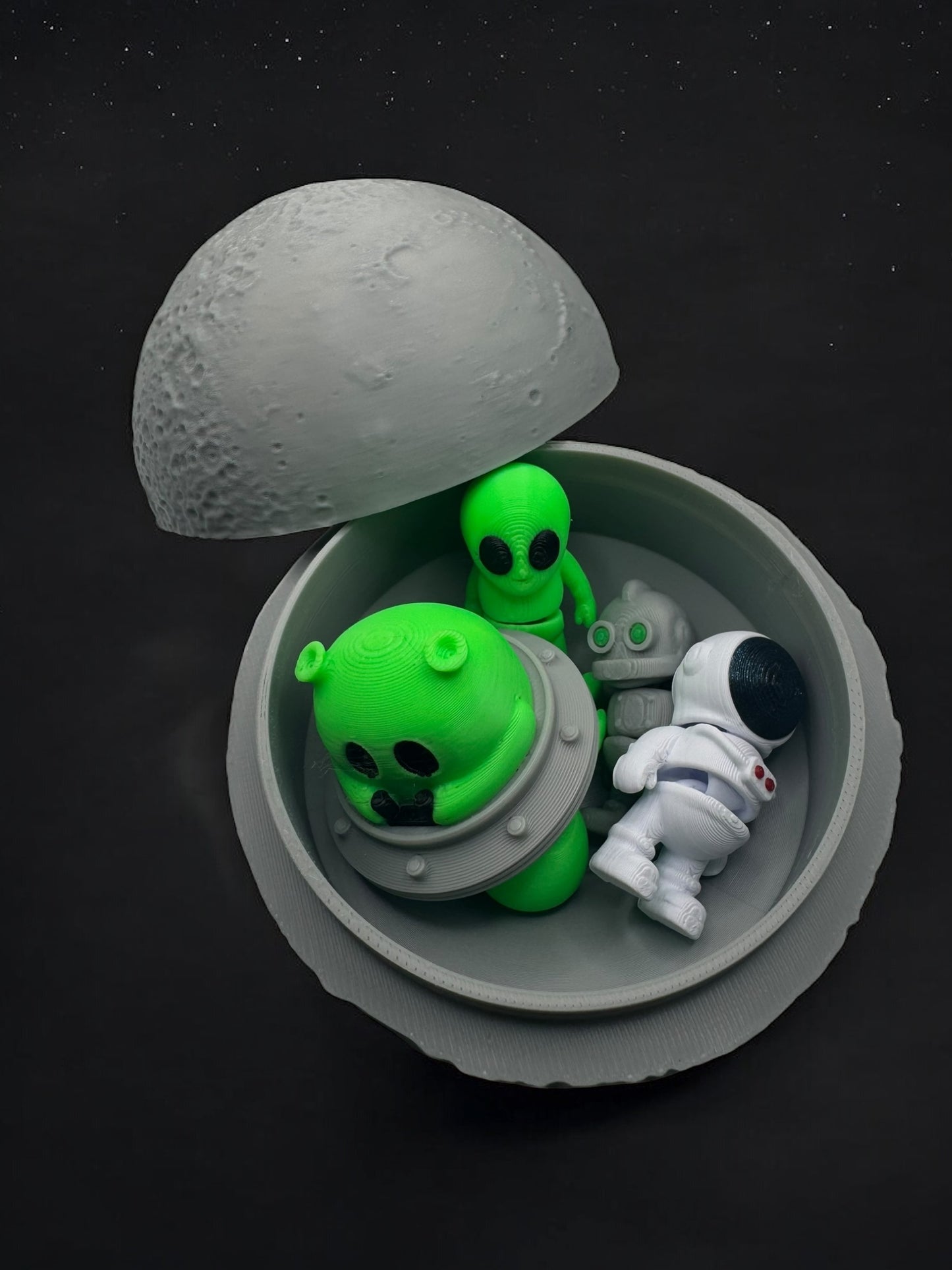 Moon Pod Crew – 5 Articulated Figures in Lunar Storage Container