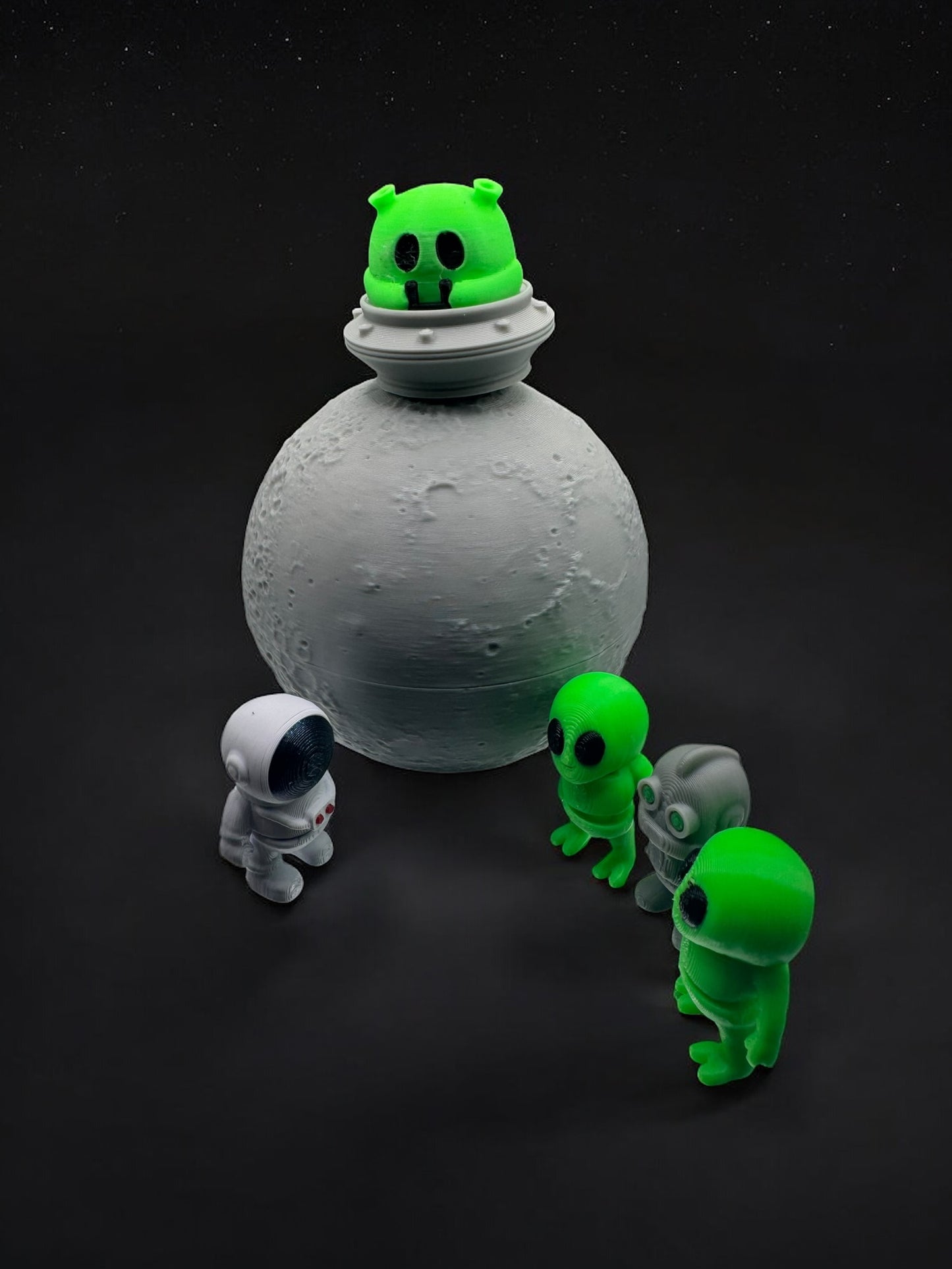 Moon Pod Crew – 5 Articulated Figures in Lunar Storage Container