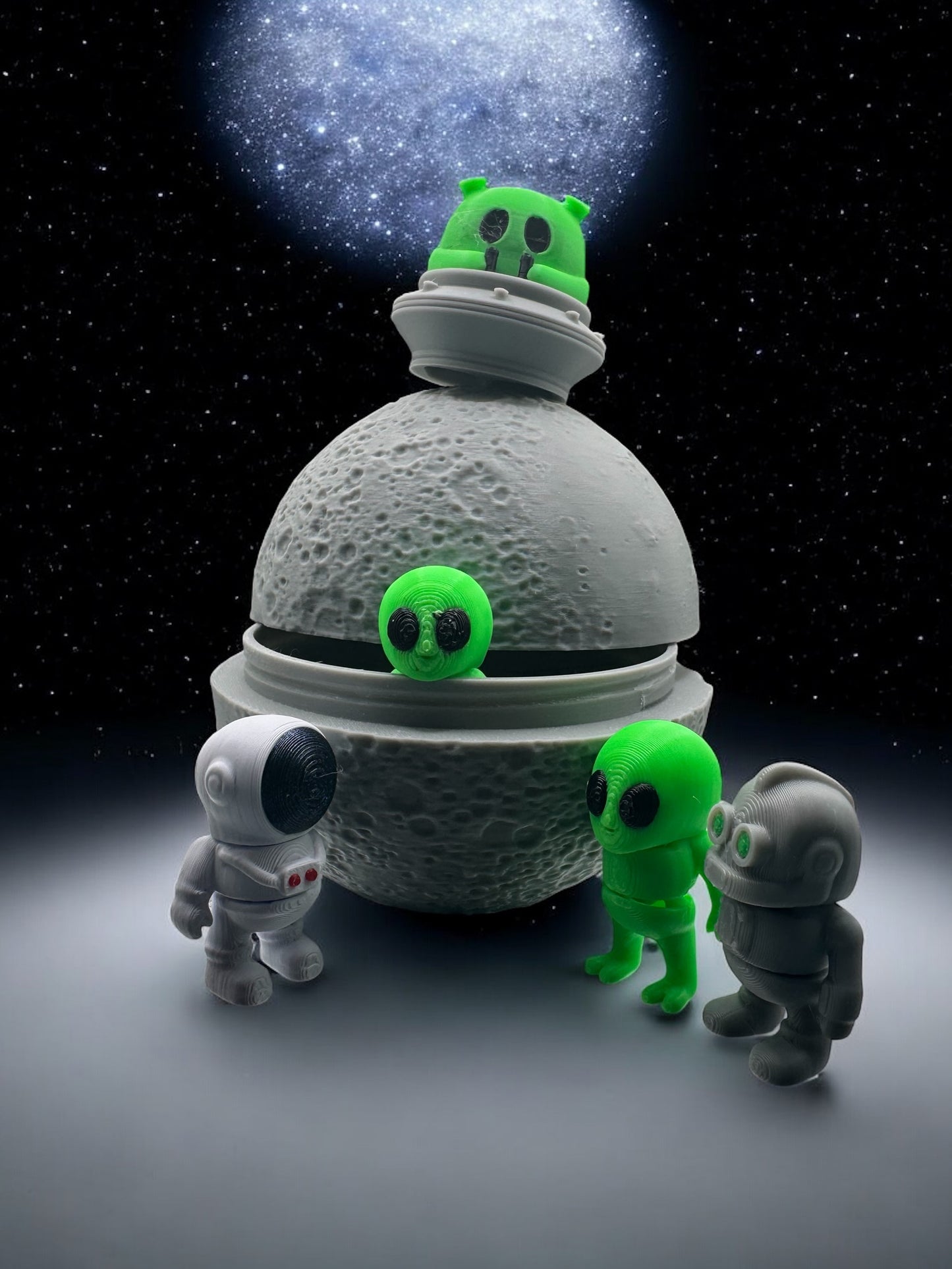 Moon Pod Crew – 5 Articulated Figures in Lunar Storage Container