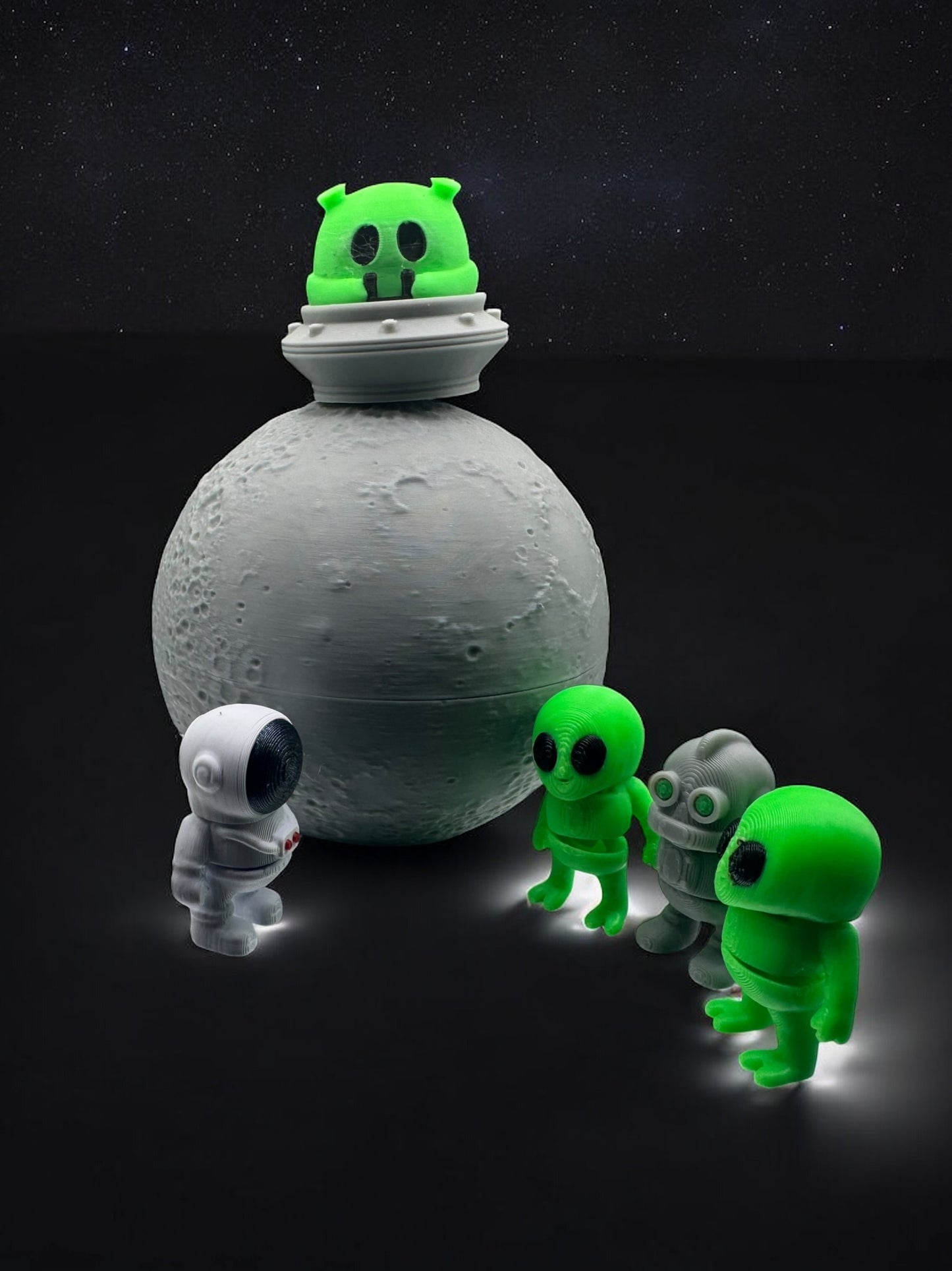Moon Pod Crew – 5 Articulated Figures in Lunar Storage Container