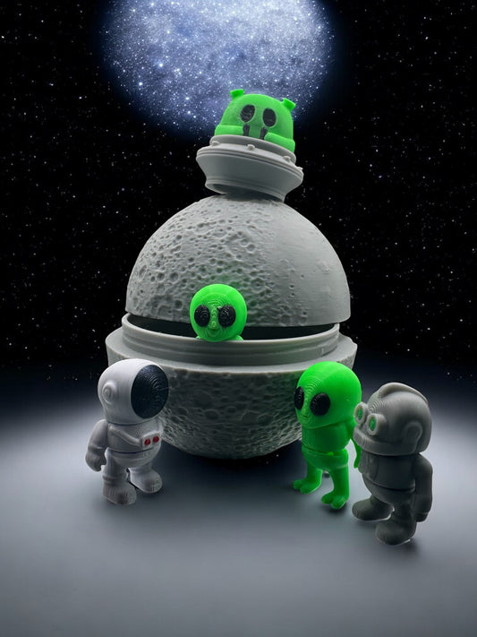 Moon Pod Crew – 5 Articulated Figures in Lunar Storage Container